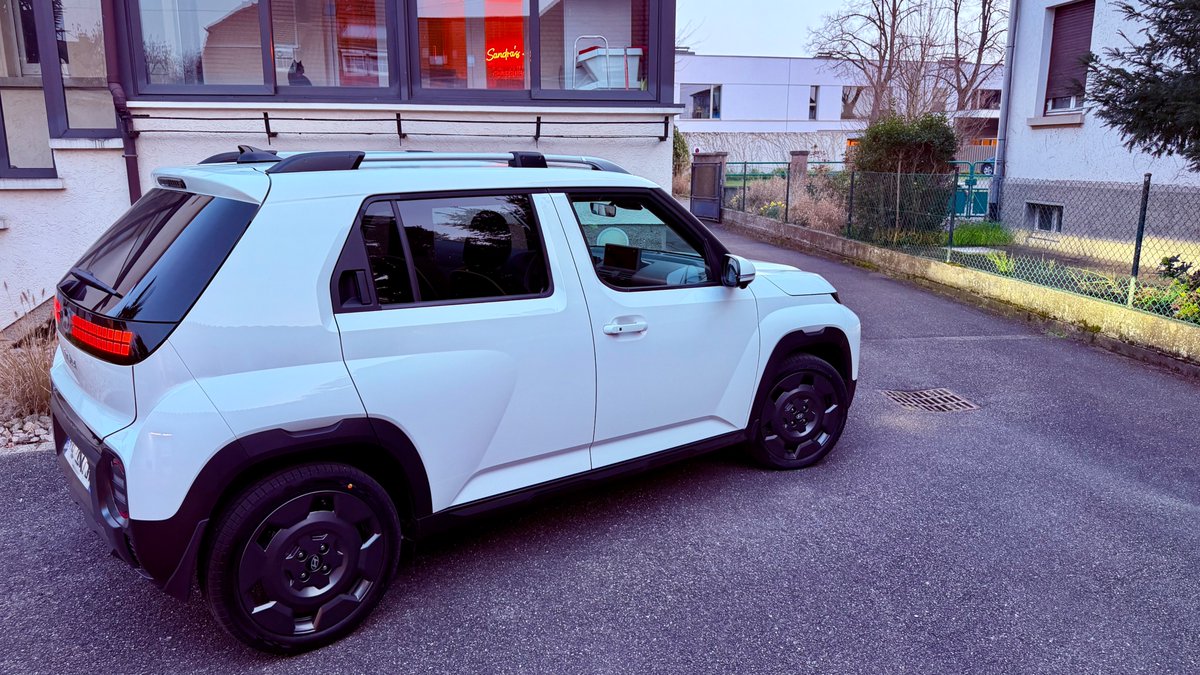 sergelotz's tweet image. Voilà la p'tite dernière arrivée à la maison : @HyundaiFrance #Inster Cross Exécutive full options ! Siège et volant chauffant, rétro caméra clignotants, Caméra 360, toit ouvrant, batterie NMC 49 Kwh etc etc...  Tout cela pour 26K vs 33,5K au catalogue ! Adieu la #Tesla Model 3