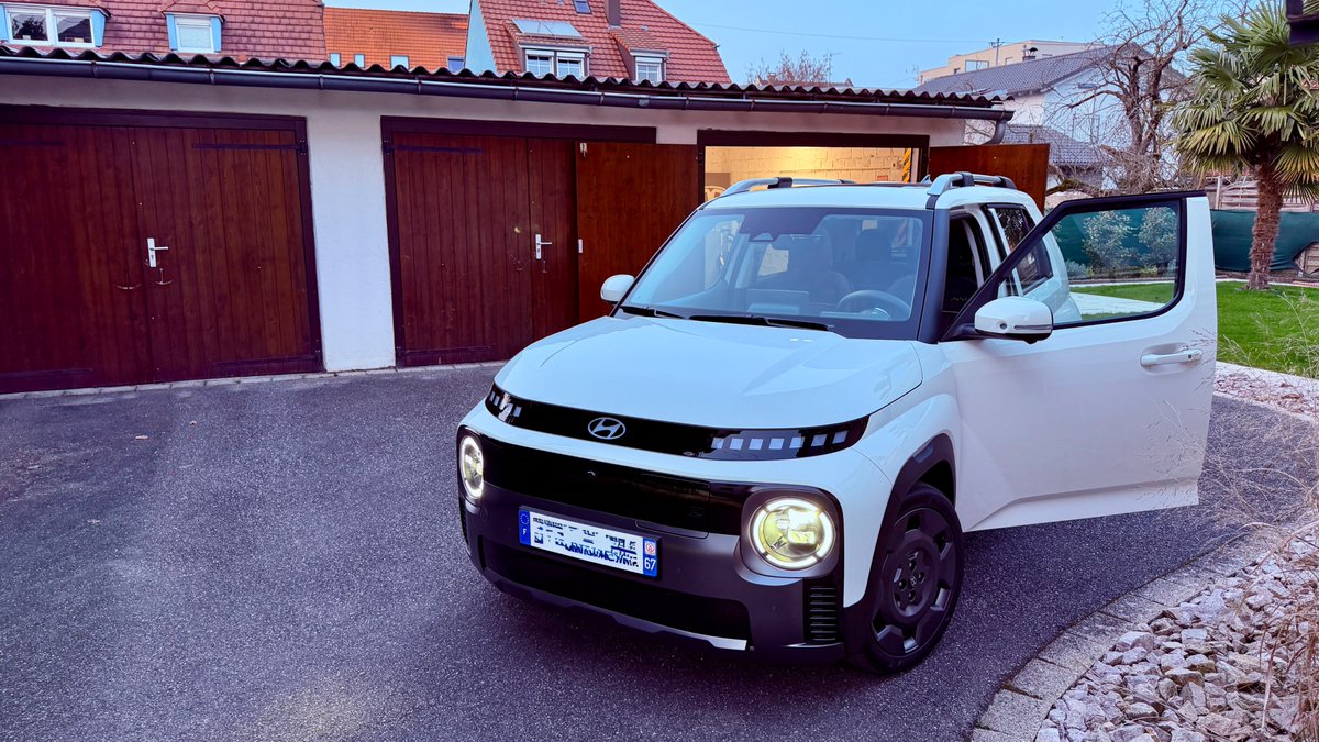 sergelotz's tweet image. Voilà la p'tite dernière arrivée à la maison : @HyundaiFrance #Inster Cross Exécutive full options ! Siège et volant chauffant, rétro caméra clignotants, Caméra 360, toit ouvrant, batterie NMC 49 Kwh etc etc...  Tout cela pour 26K vs 33,5K au catalogue ! Adieu la #Tesla Model 3