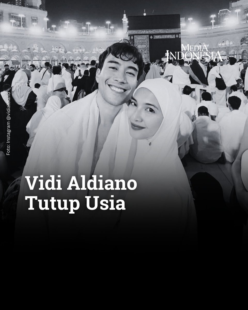 mediaindonesia's tweet photo. Vidi Aldiano Tutup Usia

Kabar duka datang dari industri hiburan, penyanyi Vidi Aldiano dikabarkan meninggal dunia pada Sabtu, (7/3), pukul 16:33 WIB.

"Telah wafat anak saya: OXAVIA ALDIANO bin HARRY APRIANTO
Vidi wafat didampingi seluruh keluarga besar yang ikhlas akan kepergiannya menghadap Alloh SWT,  7 Maret jam 16:33. Selamat Jalan Menuju Cahaya Ilahi Nak,” bunyi pesan yang diterima Media Indonesia, Sabtu, (7/3).

Suami aktris Sheila Dara tersebut telah berjuang melawan kanker stadium 3 sejak 2019. Sejak itu, Vidi kerap menjalani perawatan intensif.

Selamat beristirahat, Vidi.

Naskah & Editor Foto: MI/Fathurrozak

#Vidi
#VidiAldiano
#VidiMeninggalDunia
#SheilaDara