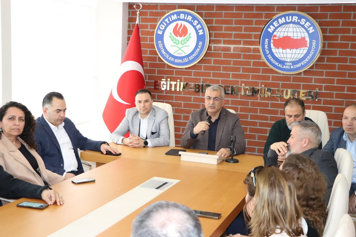 _AliKaya's tweet photo. Şube Yönetim Kurulumuz, ilçe temsilcilerimiz ve Kadın Komisyonu Başkanımızın katılımıyla Mart Ayı İl Divan Toplantımızı sendika binamızda gerçekleştirdik.

Toplantımızın başında, İstanbul Çekmeköy’de öğrencisi tarafından uğradığı saldırı sonucu hayatını kaybeden öğretmenimiz Fatma Nur Çelik’i rahmetle andık. Eğitimcinin can güvenliğinin tartışma konusu değil, devletin ve toplumun ortak sorumluluğu olduğunu bir kez daha vurguladık.

Toplantımızda öne çıkan başlıklar:

▪️ Okul güvenliği için acil ve kalıcı adımlar
▪️ Eğitim çalışanlarının sahadan gelen talep ve beklentileri
▪️ 4688 sayılı Sendika Kanunu’nun güncellenmesi
▪️ Öğretmenlik Meslek Kanunu’nun genişletilmesi
▪️ Görevde yükselme ve unvan değişikliği sınavlarının düzenli yapılması
▪️ Norm fazlası atamalar
▪️ Atama ve yer değiştirme süreçleri
▪️ Yönetici Atama Yönetmeliği
▪️ 3600 ek gösterge ve ek ders ücretlerinin iyileştirilmesi
▪️ Yardımcı hizmetler sınıfının GİH’e geçirilmesi

Ayrıca bölgemizde yaşanan gelişmeler bağlamında sivilleri ve eğitim kurumlarını hedef alan saldırıların insanlığa ve uluslararası hukuka aykırı olduğunu ifade ederek, mazlumların yanında ve adaletin safında durmaya devam edeceğimizi dile getirdik.

İstişareyle güçlenen, birlik ve dayanışmayla büyüyen teşkilatımızla sahada olmaya, mücadele etmeye ve çözüm üretmeye devam edeceğiz.
#Ebsİzmir1
#EğitimBirSen