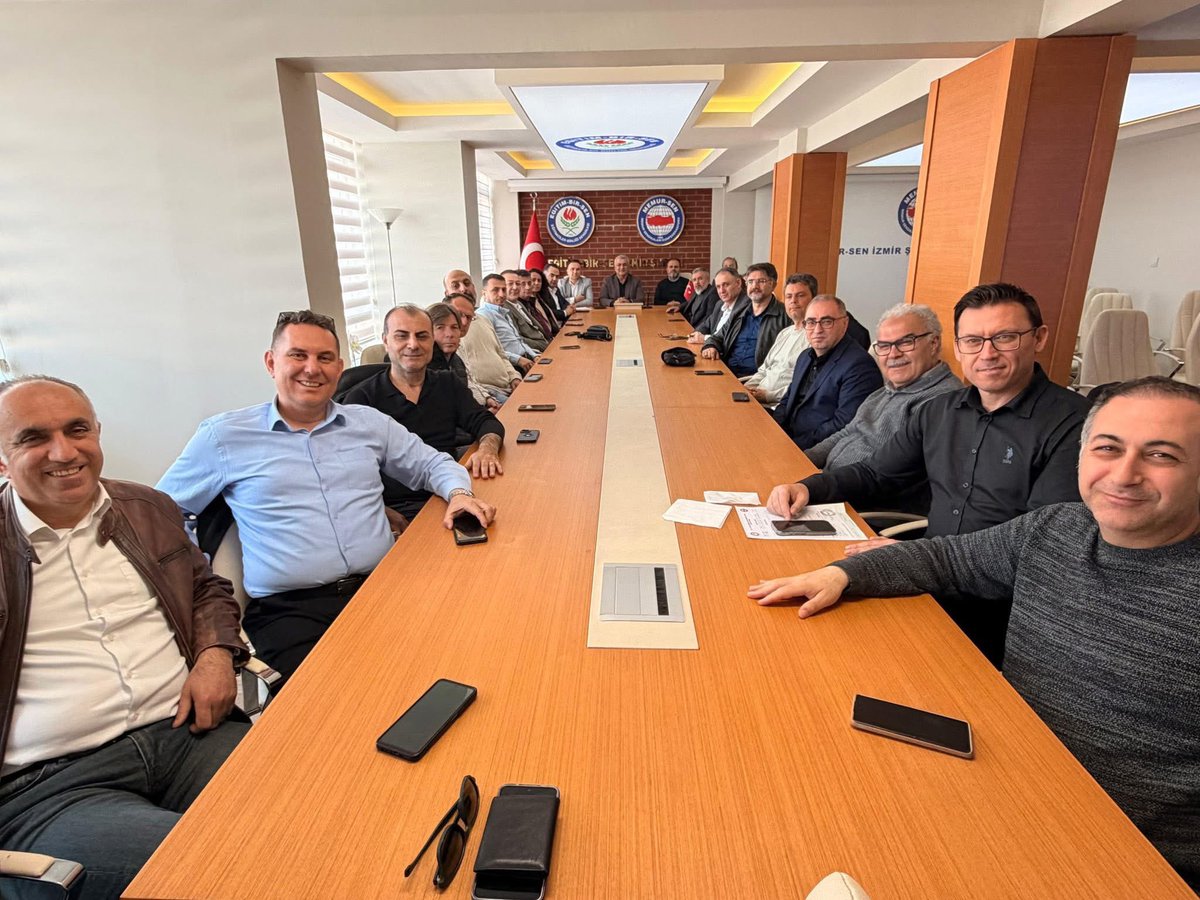 _AliKaya's tweet photo. Şube Yönetim Kurulumuz, ilçe temsilcilerimiz ve Kadın Komisyonu Başkanımızın katılımıyla Mart Ayı İl Divan Toplantımızı sendika binamızda gerçekleştirdik.

Toplantımızın başında, İstanbul Çekmeköy’de öğrencisi tarafından uğradığı saldırı sonucu hayatını kaybeden öğretmenimiz Fatma Nur Çelik’i rahmetle andık. Eğitimcinin can güvenliğinin tartışma konusu değil, devletin ve toplumun ortak sorumluluğu olduğunu bir kez daha vurguladık.

Toplantımızda öne çıkan başlıklar:

▪️ Okul güvenliği için acil ve kalıcı adımlar
▪️ Eğitim çalışanlarının sahadan gelen talep ve beklentileri
▪️ 4688 sayılı Sendika Kanunu’nun güncellenmesi
▪️ Öğretmenlik Meslek Kanunu’nun genişletilmesi
▪️ Görevde yükselme ve unvan değişikliği sınavlarının düzenli yapılması
▪️ Norm fazlası atamalar
▪️ Atama ve yer değiştirme süreçleri
▪️ Yönetici Atama Yönetmeliği
▪️ 3600 ek gösterge ve ek ders ücretlerinin iyileştirilmesi
▪️ Yardımcı hizmetler sınıfının GİH’e geçirilmesi

Ayrıca bölgemizde yaşanan gelişmeler bağlamında sivilleri ve eğitim kurumlarını hedef alan saldırıların insanlığa ve uluslararası hukuka aykırı olduğunu ifade ederek, mazlumların yanında ve adaletin safında durmaya devam edeceğimizi dile getirdik.

İstişareyle güçlenen, birlik ve dayanışmayla büyüyen teşkilatımızla sahada olmaya, mücadele etmeye ve çözüm üretmeye devam edeceğiz.
#Ebsİzmir1
#EğitimBirSen