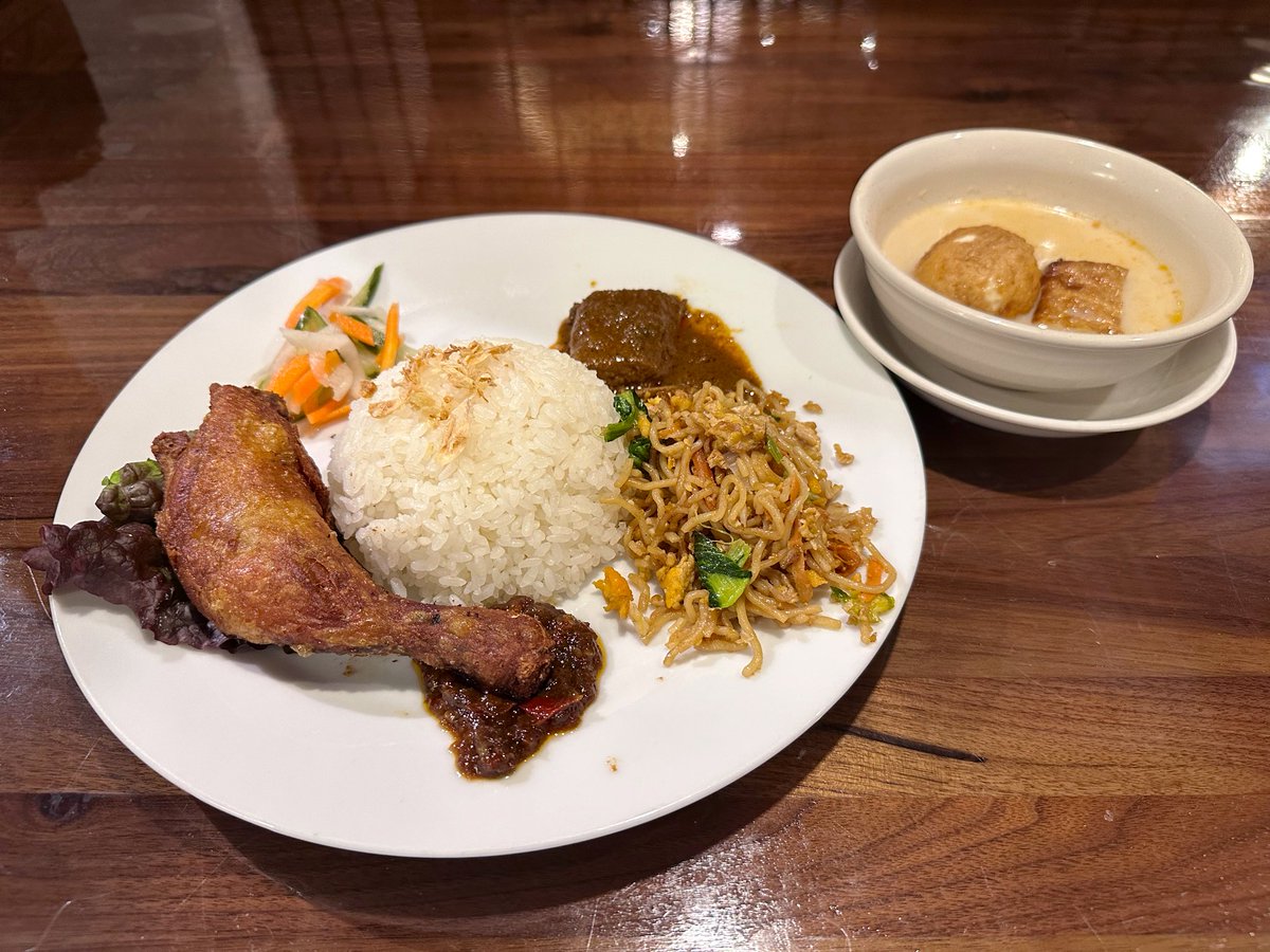 kobacho78's tweet photo. 試合後のディナーは大泉でバリ料理🇮🇩
味も匂いも雰囲気もバリに居る気分👍
辛い、甘い、美味い😋!
#AseanCafe
#大泉町
#バリ料理 https://t.co/qzXpAxzCGt