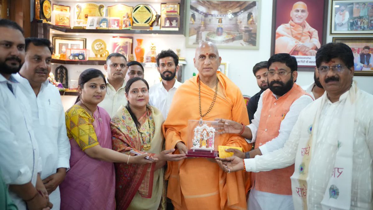 AvdheshanandG's tweet photo. भारतीय शिक्षा परम्परा में ज्ञान का उद्देश्य केवल बौद्धिक विकास तक सीमित नहीं रहा, बल्कि वह मनुष्य के संपूर्ण व्यक्तित्व उसके विचार, आचरण, संस्कार और सामाजिक उत्तरदायित्व को विकसित करने का माध्यम रहा है। इसी महान परम्परा का जीवंत प्रतिबिम्ब उस समय देखने को मिला जब डी.ए.वी. पी.जी. कॉलेज, बुलन्दशहर के 70वें वार्षिकोत्सव के तीन दिवसीय कार्यक्रम का शुभारम्भ अत्यन्त गरिमामय, प्रेरणादायी और आध्यात्मिक वातावरण में सम्पन्न हुआ।

इस अवसर पर आयोजित “युवा चेतना और आध्यात्मिक मूल्यों का समन्वय : विद्यार्थियों के सर्वांगीण विकास हेतु आध्यात्मिक संवाद” विषयक शुभारम्भ सत्र ने कार्यक्रम को विशेष वैचारिक ऊँचाई प्रदान की। इस प्रेरणास्पद अवसर पर श्रीमत्परमहंस परिव्राजकाचार्य, श्रोत्रिय ब्रह्मनिष्ठ, परम पूज्य जूनापीठाधीश्वर, आचार्यमहामण्डलेश्वर अनन्तश्रीविभूषित पूज्यपाद श्री स्वामी अवधेशानन्द गिरि जी महाराज “पूज्य आचार्यश्री जी” का शुभागमन हुआ, जिनकी दिव्य उपस्थिति ने पूरे वातावरण को आध्यात्मिक ऊर्जा से ओत-प्रोत कर दिया।

अपने प्रेरक उद्बोधन में “पूज्य आचार्यश्री जी” ने युवाओं की शक्ति और संभावनाओं पर विशेष प्रकाश डालते हुए कहा कि युवावस्था जीवन की सर्वाधिक ऊर्जावान और संभावनाओं से परिपूर्ण अवस्था है। यह वह कालखंड है जिसमें व्यक्ति अपने व्यक्तित्व, दृष्टि और लक्ष्य का निर्माण करता है। यदि इस ऊर्जा को सही दिशा विशेषतः आध्यात्मिक और नैतिक मूल्यों का मार्गदर्शन प्राप्त हो, तो वही युवा शक्ति समाज और राष्ट्र के उज्ज्वल भविष्य का आधार बन सकती है।

अपने उद्बोधन में उन्होंने युवाओं को यह भी प्रेरणा दी कि जीवन में सफलता प्राप्त करने के लिए आत्मविश्वास, निरन्तर परिश्रम और सकारात्मक सोच अनिवार्य हैं। आध्यात्मिकता मनुष्य को आंतरिक शान्ति, धैर्य और विवेक प्रदान करती है, जिससे वह जीवन की कठिनाइयों और चुनौतियों का सामना संतुलन और साहस के साथ कर सकता है। उन्होंने विद्यार्थियों से आह्वान किया कि वे अपने जीवन में सदाचार, अनुशासन और सेवा की भावना को आत्मसात करें, क्योंकि यही गुण उन्हें एक आदर्श व्यक्तित्व और उत्तरदायी नागरिक बनने की दिशा में प्रेरित करते हैं।

इस अवसर पर महाविद्यालय परिवार द्वारा “पूज्य आचार्यश्री जी” का अत्यन्त भावपूर्ण स्वागत और अभिनन्दन किया गया। कार्यक्रम में अनेक गणमान्य अतिथियों की गरिमामयी उपस्थिति रही, जिनमें आदरणीय श्री लक्ष्मीराज जी, विधायक (सिकंदराबाद), आदरणीया श्रीमती मीनाक्षी सिंह जी, विधायक (खुर्जा), आदरणीय श्री प्रदीप चौधरी जी, विधायक (सदर बुलन्दशहर), आदरणीय श्री राम कुमार सहयोगी जी, विधायक (इगलास), आदरणीय श्री अनिल कुमार गर्ग जी, पूर्व-सचिव, प्रबन्ध समिति, आदरणीय श्री अरुण कुमार गर्ग जी, सचिव, प्रबन्ध समिति, प्रो. राजीव सिरोही जी, प्राचार्य, डी.ए.वी. पी.जी. कॉलेज (बुलन्दशहर) सहित महाविद्यालय के प्राध्यापकगण, छात्र-छात्राएँ तथा नगर के प्रबुद्ध नागरिक बड़ी संख्या में उपस्थित रहे।

कार्यक्रम के मध्य उपस्थित सभी विद्यार्थियों और अतिथियों ने “पूज्य आचार्यश्री जी” के प्रेरक विचारों को अत्यन्त मनोयोग और श्रद्धा के साथ सुना। उनके उद्बोधन ने युवाओं के मन में आत्मविश्वास, सकारात्मकता और आध्यात्मिक दृष्टि का संचार किया। अनेक विद्यार्थियों ने यह संकल्प लिया कि वे अपने जीवन में शिक्षा के साथ-साथ नैतिकता, संस्कार और सेवा-भाव को भी समान महत्व देंगे।

अन्ततः यह आध्यात्मिक संवाद केवल एक औपचारिक कार्यक्रम नहीं रहा, बल्कि वह विद्यार्थियों के लिए प्रेरणा, मार्गदर्शन और आत्मचिन्तन का सशक्त माध्यम बन गया। इस संवाद ने युवा चेतना को आध्यात्मिक मूल्यों से जोड़ते हुए उनके जीवन को नई दिशा प्रदान की और डी.ए.वी. पी.जी. कॉलेज, बुलन्दशहर के 70वें वार्षिकोत्सव को एक विशिष्ट, सार्थक और स्मरणीय आयाम प्रदान किया।

निस्संदेह, ऐसे कार्यक्रम शिक्षा और आध्यात्मिकता के उस समन्वित आदर्श को साकार करते हैं, जिसकी आवश्यकता आज के समय में पहले से कहीं अधिक है। जब युवा चेतना ज्ञान, संस्कार और आध्यात्मिक मूल्यों से अनुप्राणित होती है, तभी एक सशक्त, संतुलित और समरस समाज का निर्माण संभव हो पाता है। 

#AvdheshanandG_Quotes 
#युवाचेतना #आध्यात्मिक_मूल्य 
#davpgcollege #Bulandshahr 
#आध्यात्मिक_संवाद #वार्षिकोत्सव
#बुलन्दशहर