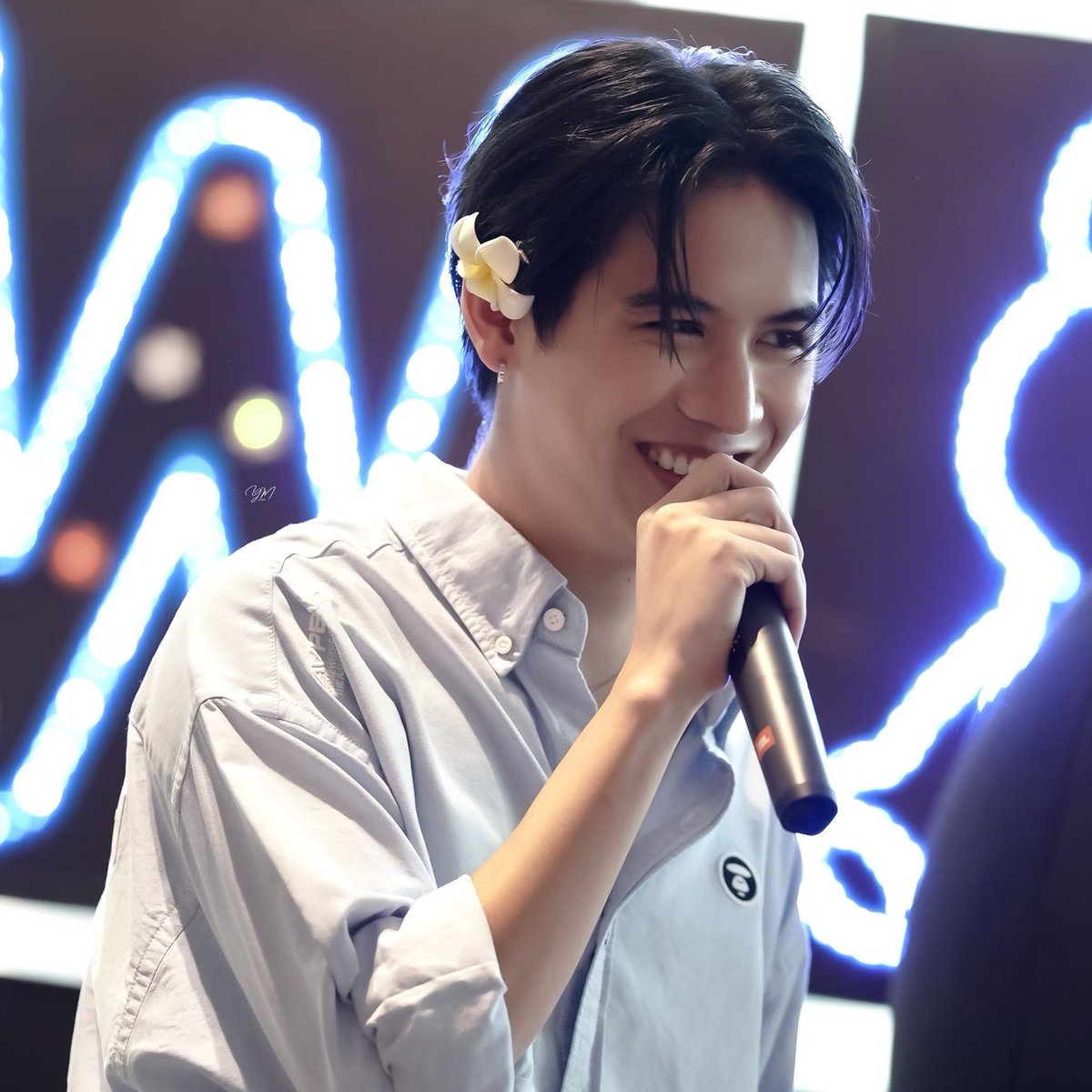 ทัดดอกไม้แล้วสวยเหมือนแม่เป๊ะเลย