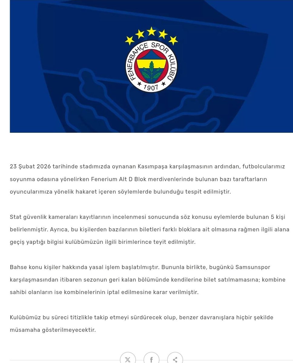 TekYolFener's tweet photo. Kulübümüzden açıklama: "23 Şubat 2026 tarihinde stadımızda oynanan Kasımpaşa karşılaşmasının ardından, futbolcularımız soyunma odasına yönelirken Fenerium Alt D Blok merdivenlerinde bulunan bazı taraftarların oyuncularımıza yönelik hakaret içeren söylemlerde bulunduğu tespit edilmiştir.

Stat güvenlik kameraları kayıtlarının incelenmesi sonucunda söz konusu eylemlerde bulunan 5 kişi belirlenmiştir. Ayrıca, bu kişilerden bazılarının biletleri farklı bloklara ait olmasına rağmen ilgili alana geçiş yaptığı bilgisi kulübümüzün ilgili birimlerince teyit edilmiştir.

Bahse konu kişiler hakkında yasal işlem başlatılmıştır. Bununla birlikte, bugünkü Samsunspor karşılaşmasından itibaren sezonun geri kalan bölümünde kendilerine bilet satılmamasına; kombine sahibi olanların ise kombinelerinin iptal edilmesine karar verilmiştir.

Kulübümüz bu süreci titizlikle takip etmeyi sürdürecek olup, benzer davranışlara hiçbir şekilde müsamaha gösterilmeyecektir."
