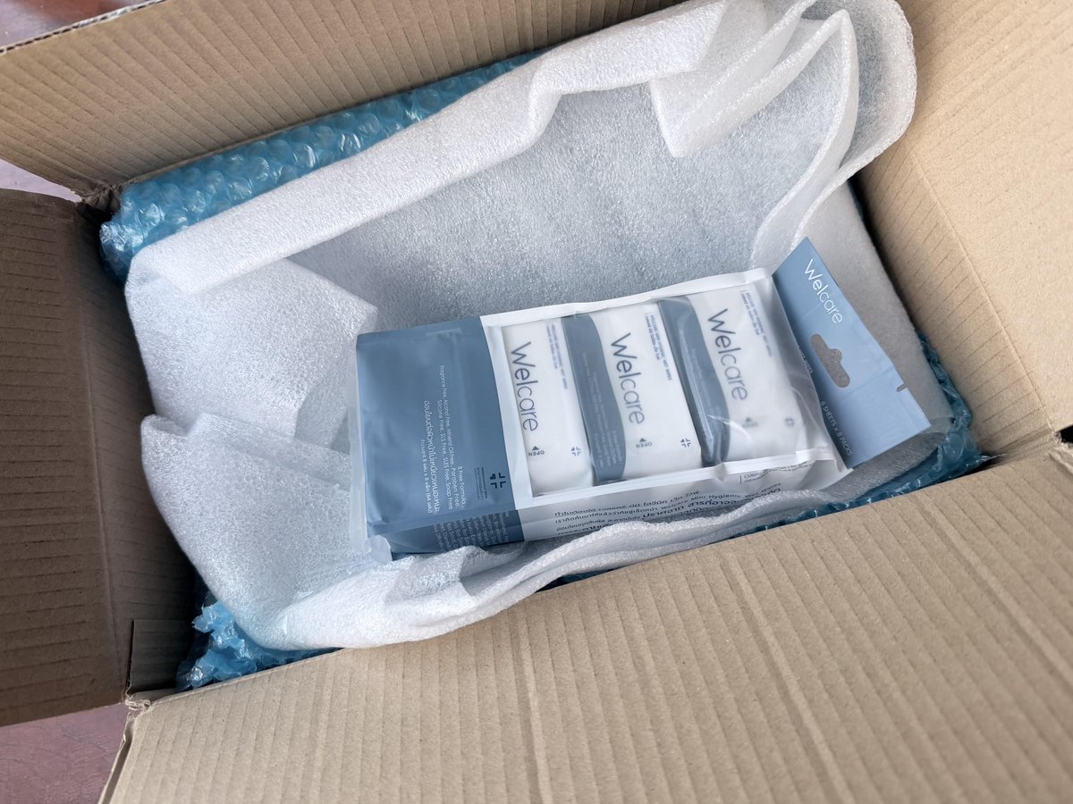 ใครพบ box กุหลาบคู่แชมเปญ ขายราคาต่ำกว่าปกติแจ้งทางร้านทีนะคะ เนื่องจากวันนี้ลูกค้าได้รับของ แต่พบถูกขโมย มีการกรีดบับเบิ้ลเอาสินค้าไป และนำสินค้าอื่นมาใส่แทน 
***ตรวจน้ำหนักที่ขนส่ง flash ต้นทาง น้ำหนักถูกต้อง แสดงว่าสินค้าถูกสับเปลี่ยนระหว่างทางค่ะ