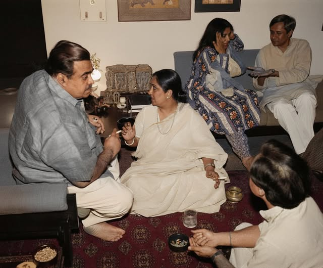 suryanandannet's tweet photo. ନ.ପ. : "ମୋ ହାତ ଦେଖି ଟିକେ କହିଲେ କଣ ଅଛି ଭାଗ୍ୟରେ ? "
ମହିଳା : " ଆପଣଙ୍କ ହସ୍ତରେଖାରେ ରାଜଯୋଗ ଅଛି ! "
Sri Naveen Patnaik , Late K.P Unnikrishnan , Sri Jayaram Ramesh , Mala Singh ( Sitting on Floor) @ Delhi - 1990s . PIC Source : TheTelegraph  ( AI Color ) https://t.co/RH3NTyh1hU
