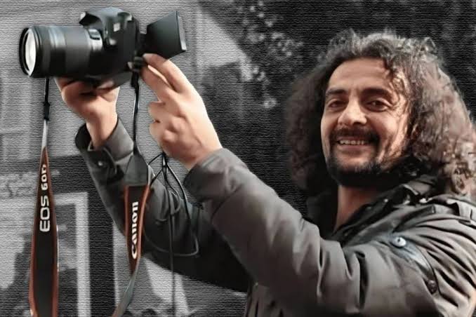 Dövülerek öldürülen Hakan Tosun'un ailesi ve avukatları, Mevlana Polis Merkezi'ndeki polisler hakkında "görevi kötüye kullanma" ve "ihmal"den suç duyurusunda bulundu.

Soruşturmadaki polisler, katilin ailesiyle ocakbaşında buluşmuş, görüntüleri birlikte izlemişlerdi.

Şüphelilere