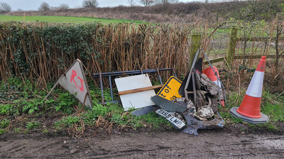 AnonEtc's tweet photo. @nantwichnews @CheshireEast This is 1 of 4 piles of rubbish "RJ" (@ringwayjacobs aka @CECHighways) left ... and this is AFTER residents have collated it & removed all the lunch wrappers, cans and many pairs of workman's gloves from the area!! ๐ก
Zero pride in their work #NotWorkingForYou
@KeepBritainTidy https://t.co/bsWNLuWht2
