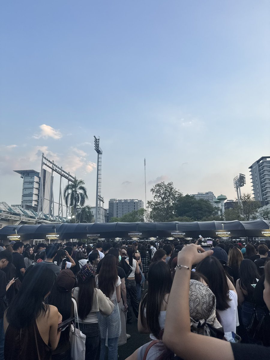 Mane_Rit's tweet photo. 18.18 การจัดการแย่มาก
 #threemandownconcert https://t.co/FJhlBN4NVs