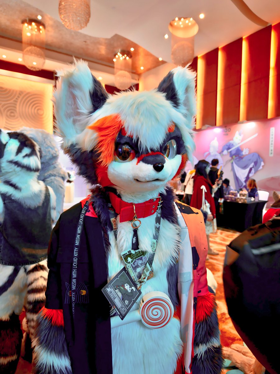 橘色呆毛帅嘛
后面的大明星更帅😭