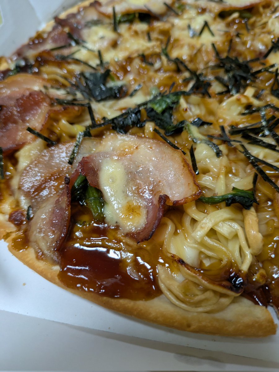 ピザハット×吉村家
家系総本山吉村家監修！！
横浜家系ラーメンピザ

クリスピーの生地なので麺の存在感がアップ🆙してにんにく酢で味変すると家系らしさが出てきて
美味しかったです👍