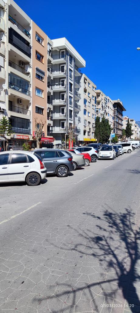 <a href="/izmirvaliligi/">T.C. İzmir Valiliği</a> <a href="/EmniyetIzmir/">İzmir Emniyet Müdürlüğü</a> <a href="/izmirhim/">İzmir HİM</a> <a href="/TC_icisleri/">T.C. İçişleri Bakanlığı</a> <a href="/tcbestepe/">T.C. Cumhurbaşkanlığı</a> Trafik #terörü iyice ayyuka çıktı. Hem çift sıra hem engelli park yerleri işgal edilmiş hem araçlar usulsüzce dikine park edilmiş garaj önleri kaptılmış seyahat hakkı engellenmiş görevli tek memur yook hemde 15 yıldır