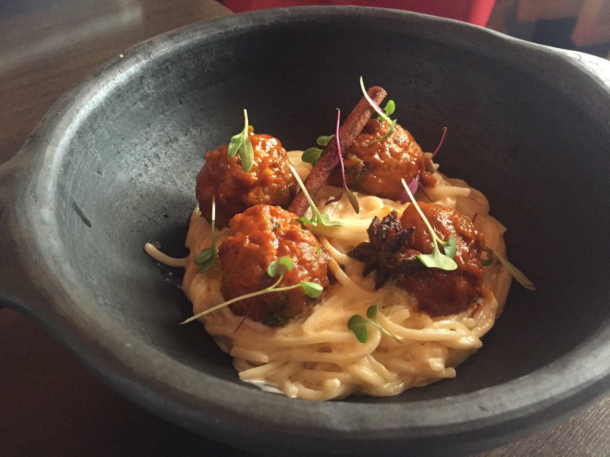 Polpettes de Ternera sobre Cacio e Pepe.
 
Hace exactamente veintiocho años, me encontré caminando por una Roma que todavía se sentía suspendida en un tiempo analógico. Era el año 1998, y el aire del Trastevere olía a leña, a lluvia reciente sobre el adoquín y a ese aroma