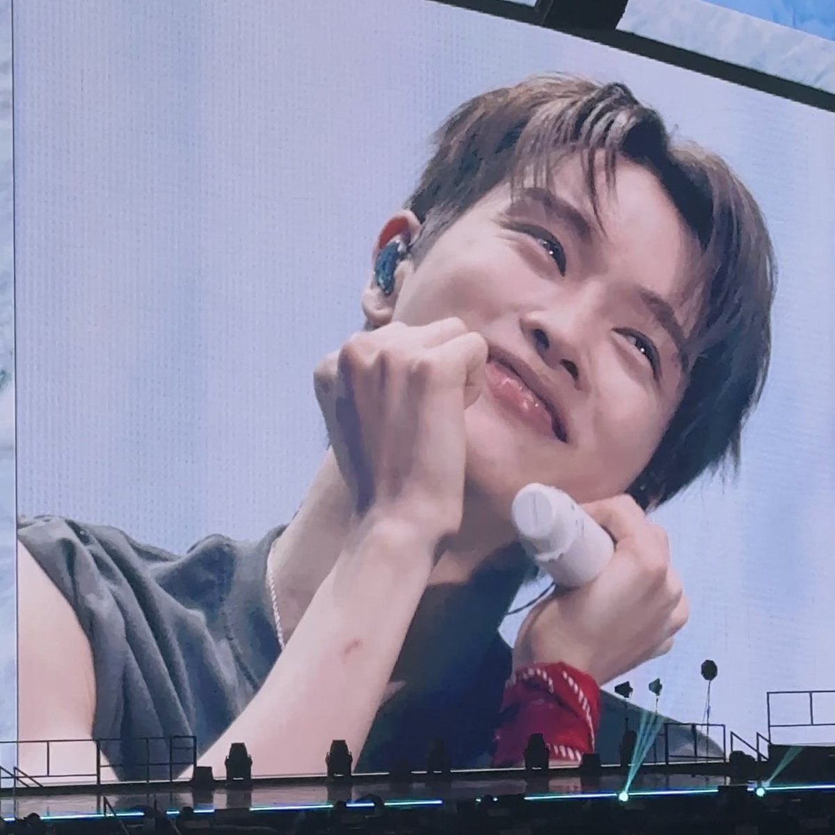 แล้วแว่นว่าไงล่ะ ชอบเราบ้างรึยัง ૮₍｡>\\< ₎ა