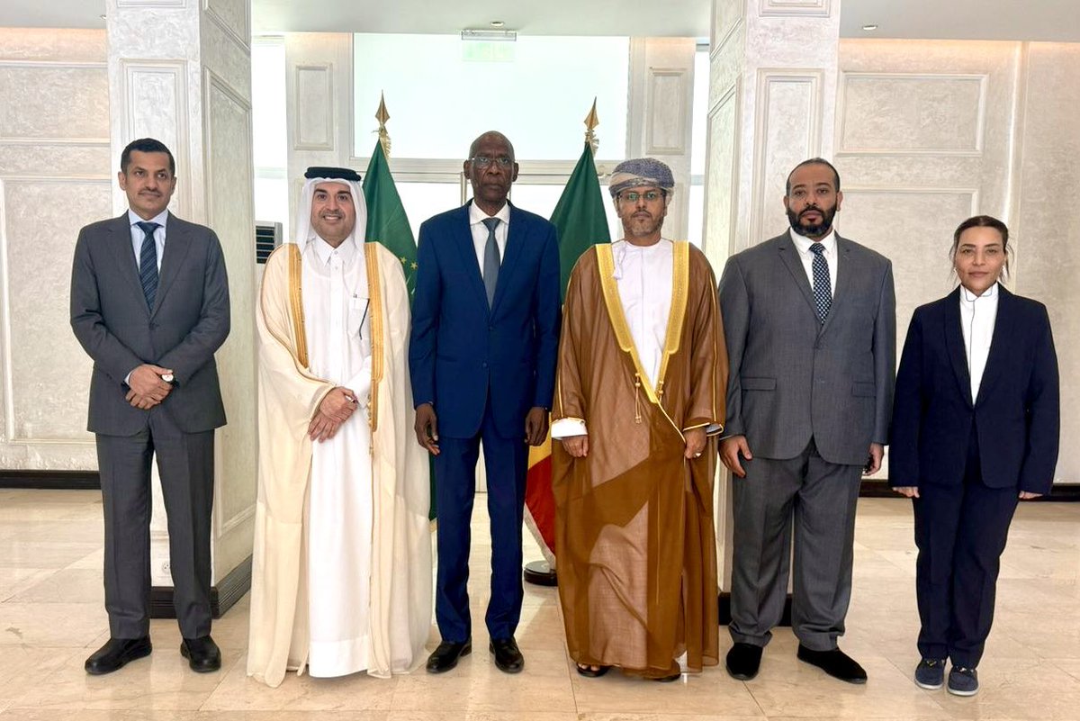 OmanEmbassySEN's tweet photo. شارك السفير محمد بن سالم جداد الكثيري رئيس البعثة مع سفراء وممثلي سفارات دول مجلس التعاون لدول الخليج العربية في الاجتماع مع معالي شيخ نيانغ وزير التكامل الأفريقي والخارجية والسنغاليين في الخارج حيث تم بحث الاحداث الجارية في المنطقة وتداعياتها. https://t.co/eBIVeXVqkH