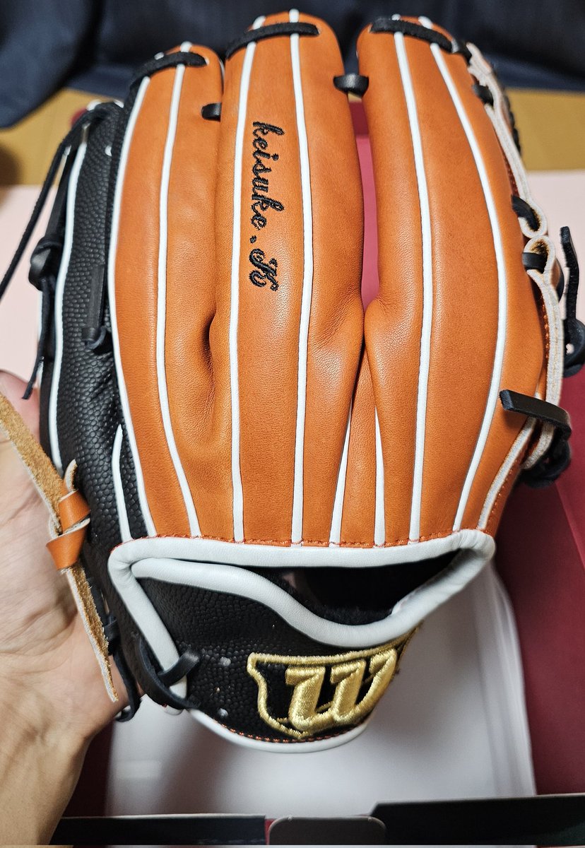 koumoto1118's tweet image. ついにウイルソンのオーダーグラブ完成‼️
大谷選手カラーのSA17型✨
良い…！最高…！

型付けしながら応援するぞ👊
メジャー組のホームラン凄すぎ🎉
#Wilson
#侍ジャパン