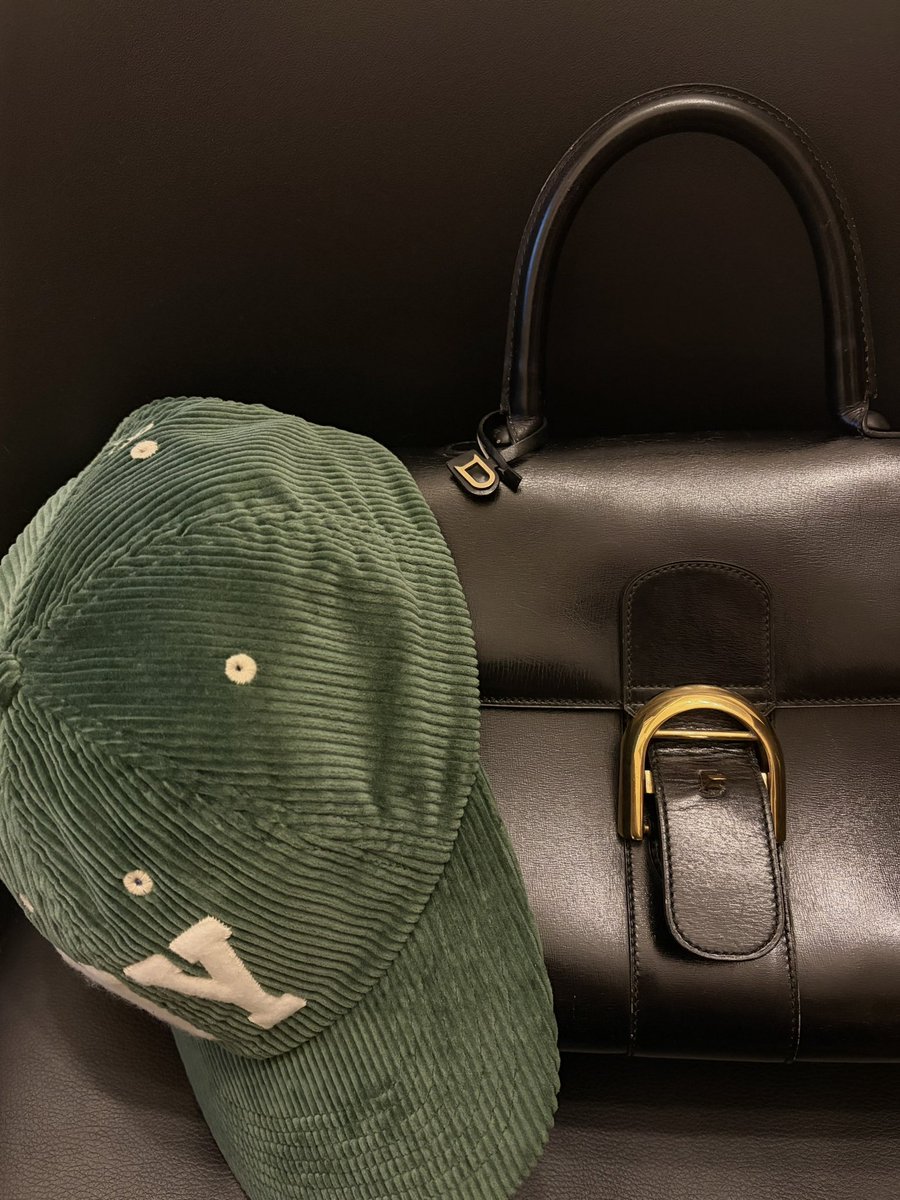 cmtm002's tweet photo. 久々のBrillant👜🖤
coat / deuxieme classe
cap / ralph lauren
shoes / fila
bag / delvaux https://t.co/o4P0YyZ5mF