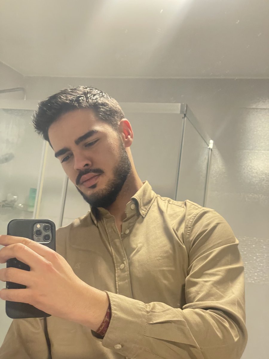 syntax error tweet media