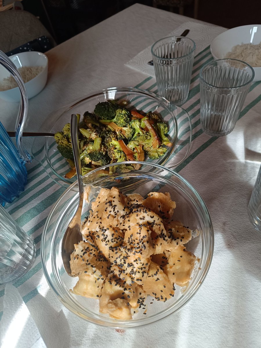 Riso bianco, broccoli saltati con salsa di soia e tofu in salsa di tahina e sciroppo d'agave 💃