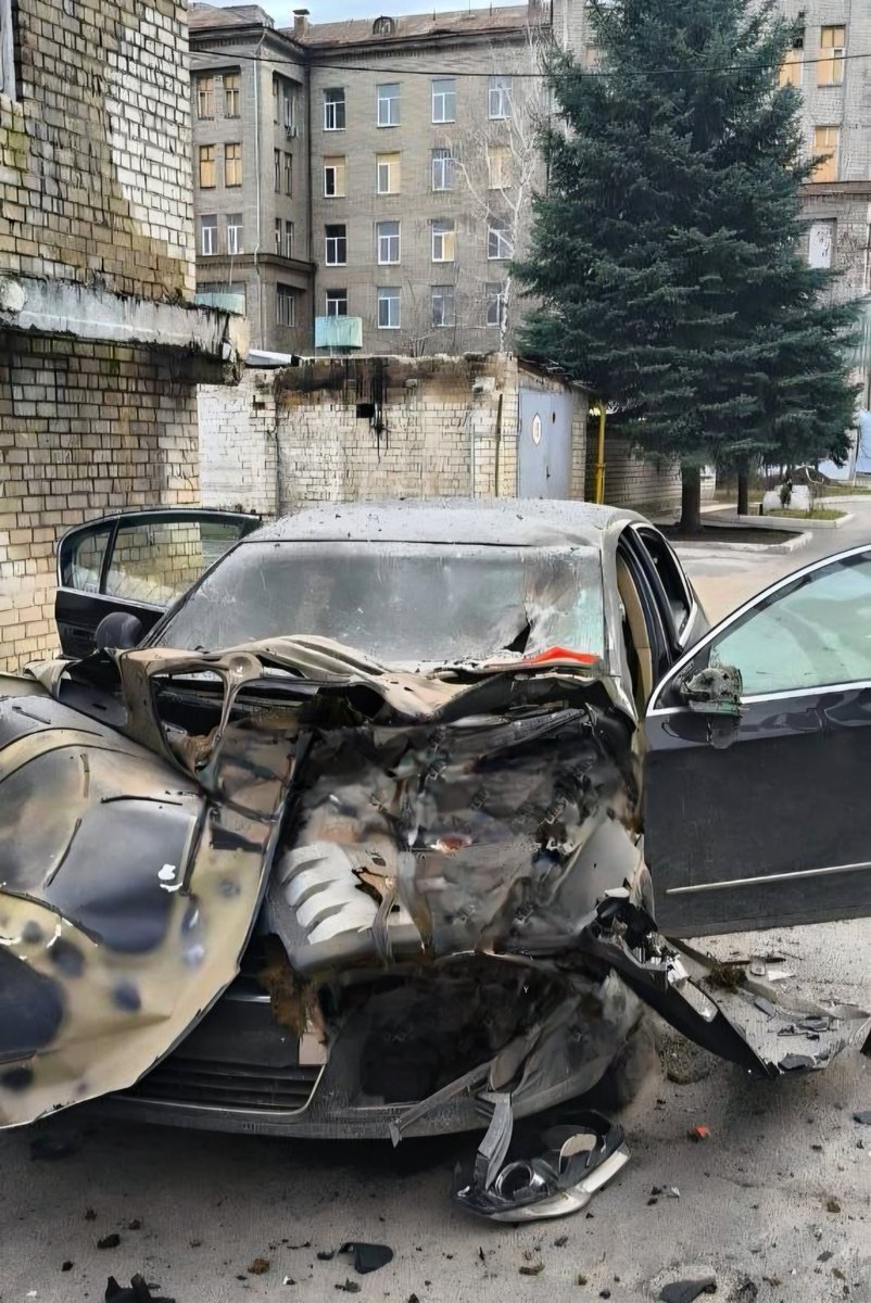 Why does the world tolerate russia’s daily human safari in Kherson?

Today a russian drone struck a car on the grounds of a medical facility.

Two civilians — a 59-year-old woman and a 61-year-old man — are in critical condition.

Kherson is being hunted every single day...