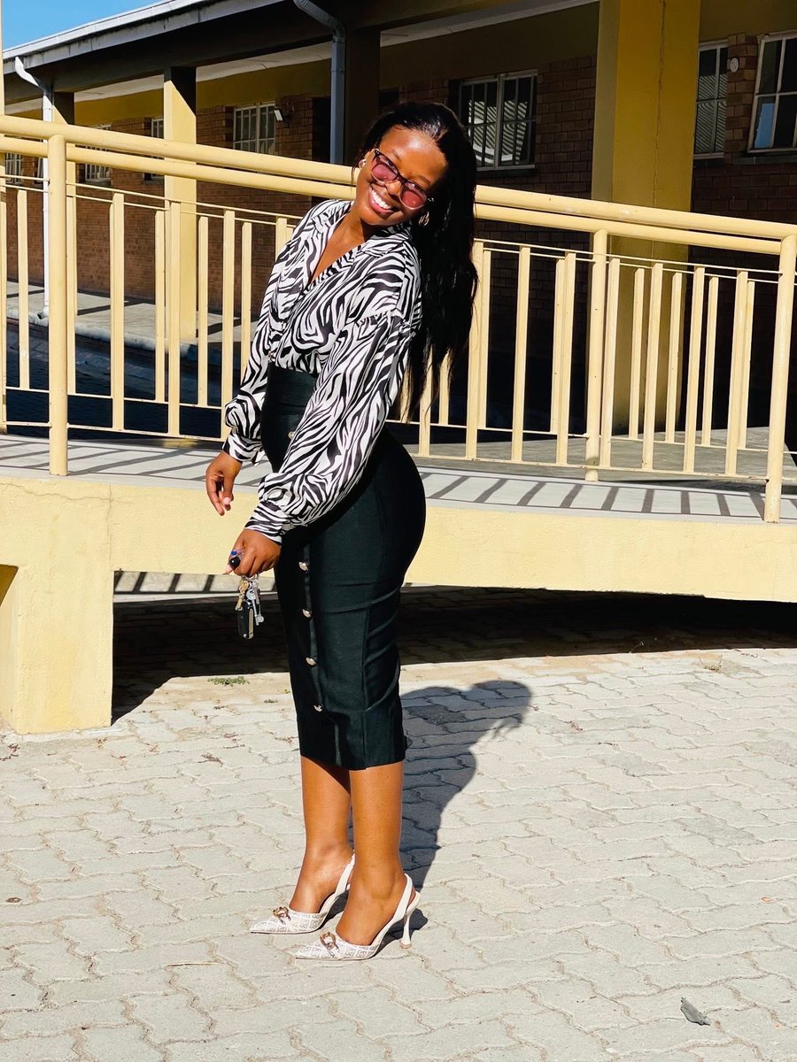 WameQueen's tweet photo. Young teacher jalo jalo 😂❤️🤏 https://t.co/Rr5O8Y5ks5