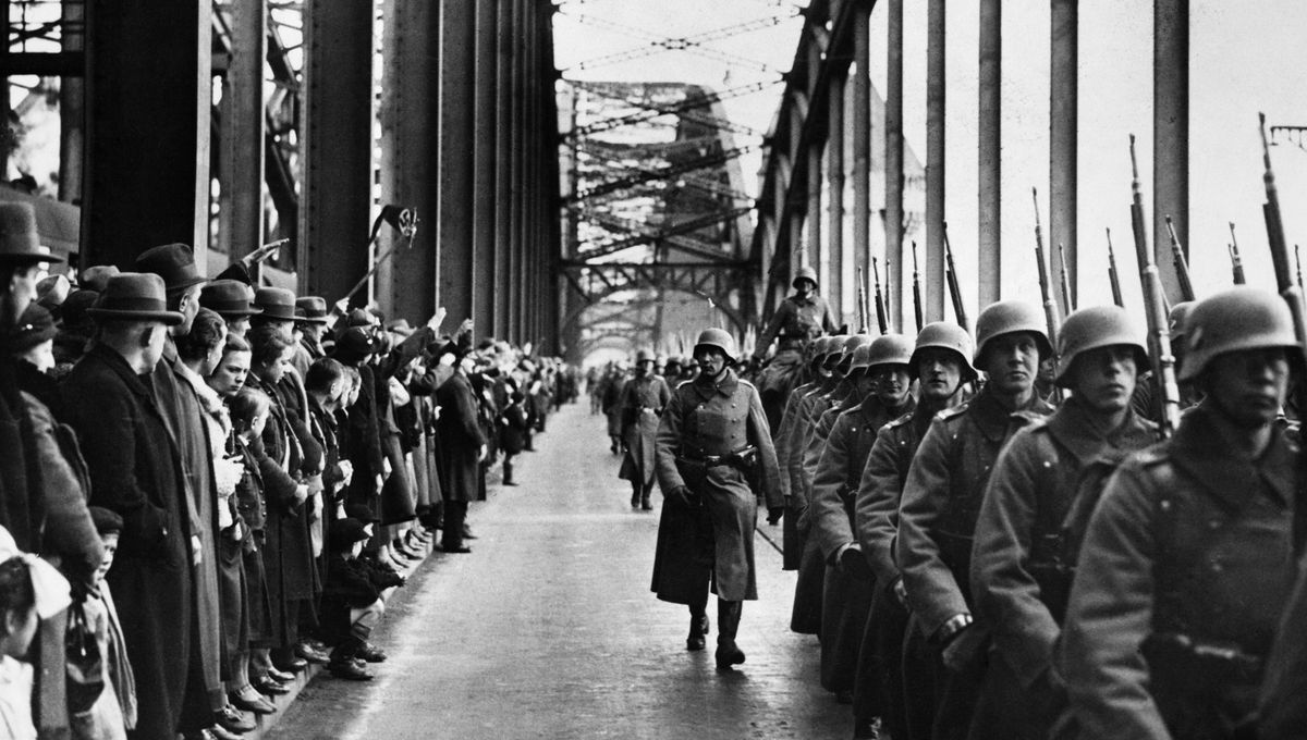 Le 7 mars 1936, Hitler tente le plus grand bluff du XXe siècle.

Il envoie trois bataillons en Rhénanie. Cette zone entre la France et l'Allemagne est démilitarisée depuis le traité de Versailles. Aucun soldat allemand n'a le droit d'y poser le pied. C'est la règle. C'est le