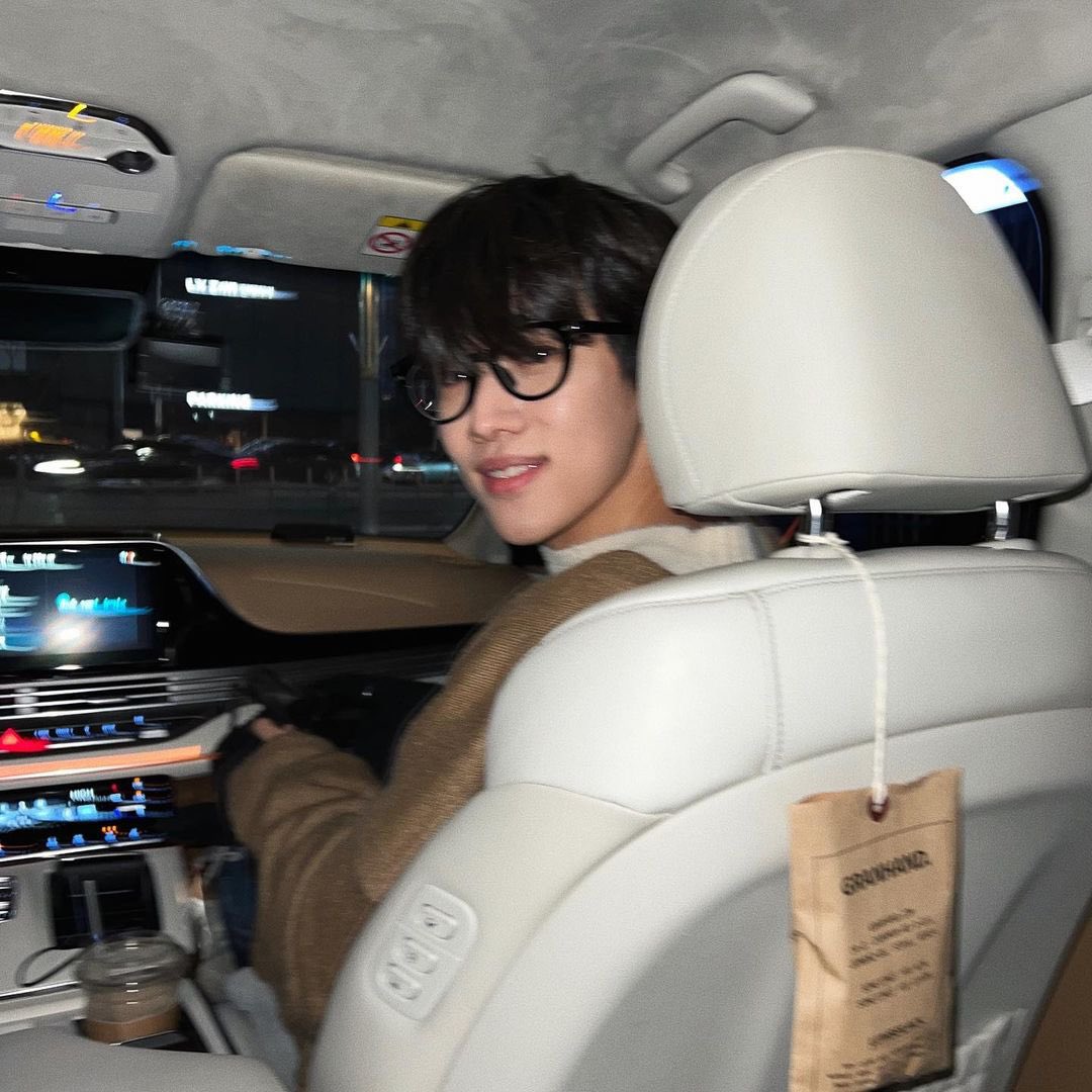 milkis193177's tweet photo. 연하 인스타 도와주겠다고 연상이 나서서한일 : 자기옷 입혀서 이런사진찍기. 친구차 조수석에 앉혀서 강변놀러가서 또사진찍기. 애기야 불러서 뒤돌아본 사진찍어서 귀여워하기. 단팥빵사달라고 댓글달기. 노이즈넣으라고알려주기. 제주도델고가서 길바딕 누워서 사진찍어주기..휴..고만알아보자 https://t.co/I3yvkPOKYV
