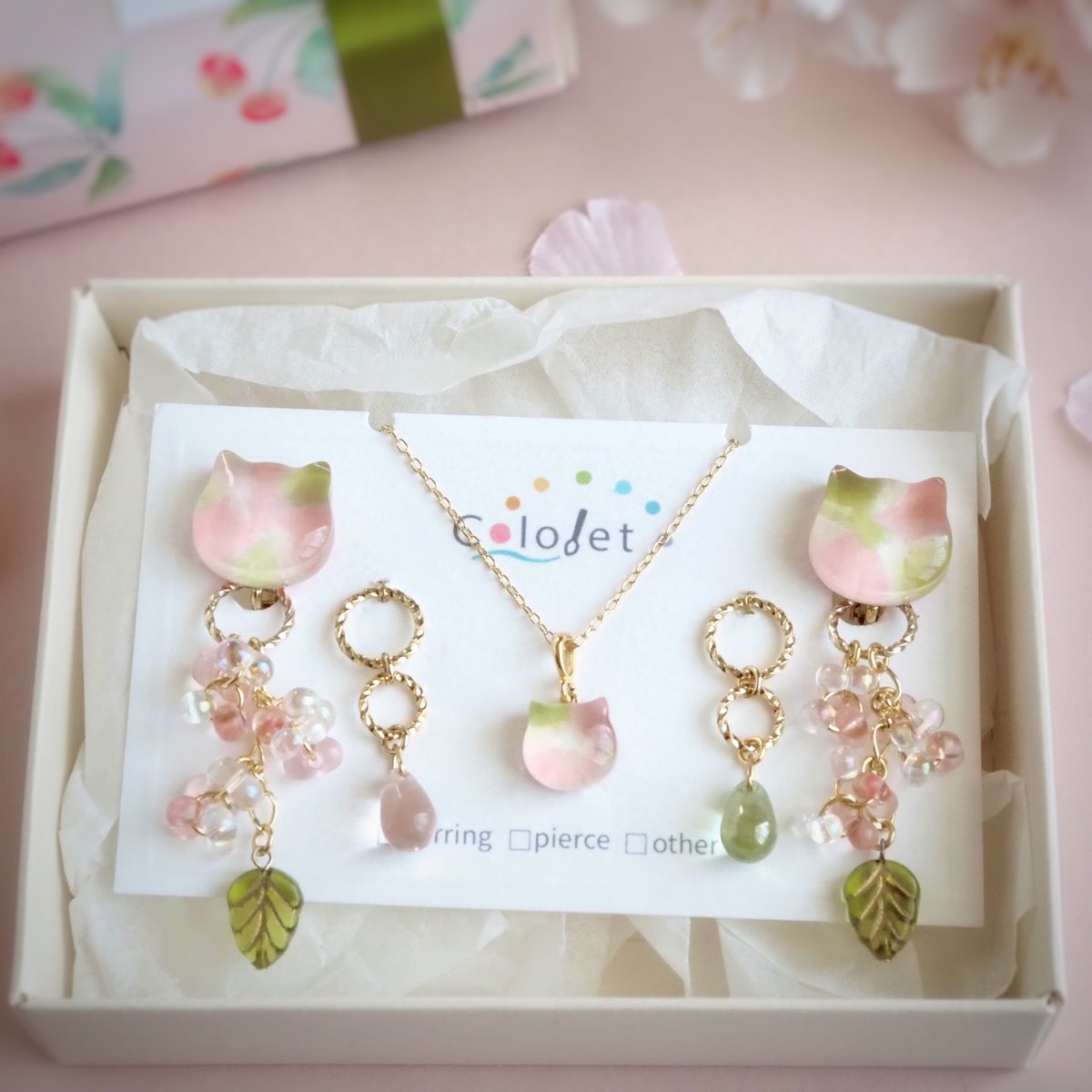 こんにちは！Cololetです🎨

直前になってしまいましたが、新作のお知らせです✳︎
明日12:00よりCreema限定でお得な桜のアクセサリーセットを販売いたします🌸

・桜の猫ちゃん耳飾り
・耳飾り用着せ替えチャーム2種
・子猫ネックレス

数量限定ですのでぜひ⊹ ࣪ ˖
[Creema]
creema.jp/c/Cololet/item…