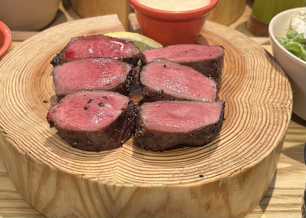 hide37811's tweet photo. 新宿の牛たんの檸檬でランチ
注文したのは極み厚切り牛たん
極厚のタンもとは驚くほど柔らかく一口噛めば肉の旨みが広がり大満足の一品でした
トロロと牛たんカレー、テイルスープもついて色々楽しめました

#新宿　#牛たんの檸檬 https://t.co/WF7LpQ9Fmy