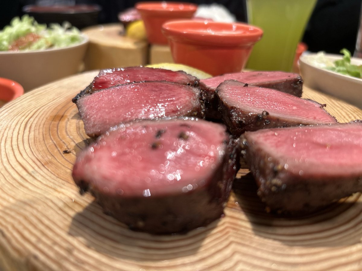 hide37811's tweet photo. 新宿の牛たんの檸檬でランチ
注文したのは極み厚切り牛たん
極厚のタンもとは驚くほど柔らかく一口噛めば肉の旨みが広がり大満足の一品でした
トロロと牛たんカレー、テイルスープもついて色々楽しめました

#新宿　#牛たんの檸檬 https://t.co/WF7LpQ9Fmy