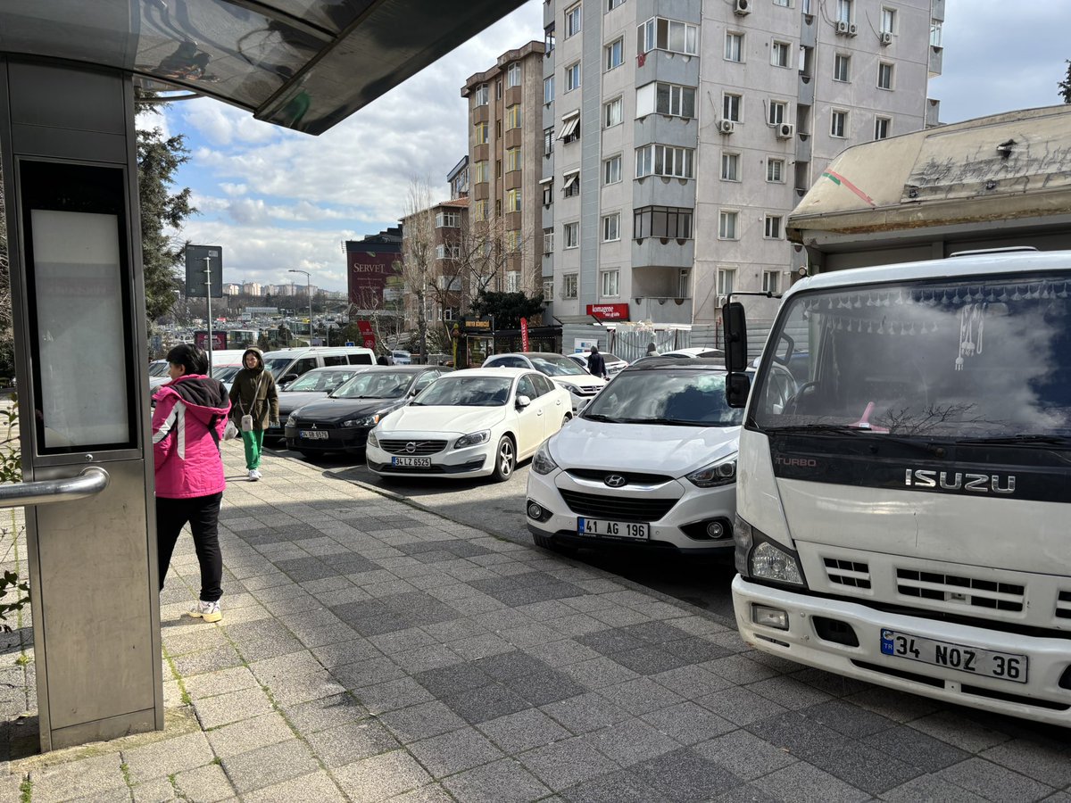 burakyildirim92's tweet photo. Hafta içi/sonu fark etmeden iett durak alanına yapılan park yüzünden trafik kilitleniyor. @kadikoybelediye @IBBcozummerkezi @iettdestek Mümin deresi sok. Yenisahra iett durağı https://t.co/mTo7QHEU9T