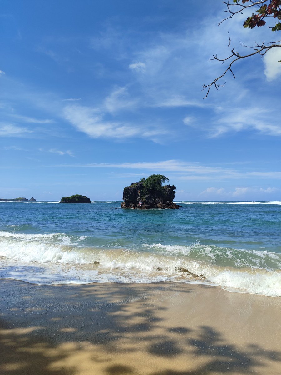 KondangMerak's tweet photo. Cuaca dan suasana Pantai Kondang Merak tadi siang. 
Cc @infomalang https://t.co/kU6nYzJDqS