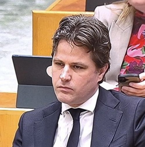 Zwaar bezuinigen op de zwaksten. 
Bejaarden, zieken, gehandicapten alles afpakken.

EN 'S ZONDAGS IN DE KERK, DAN ZIT DAAR ZO'N MENEER

#CDA #Bontenbal