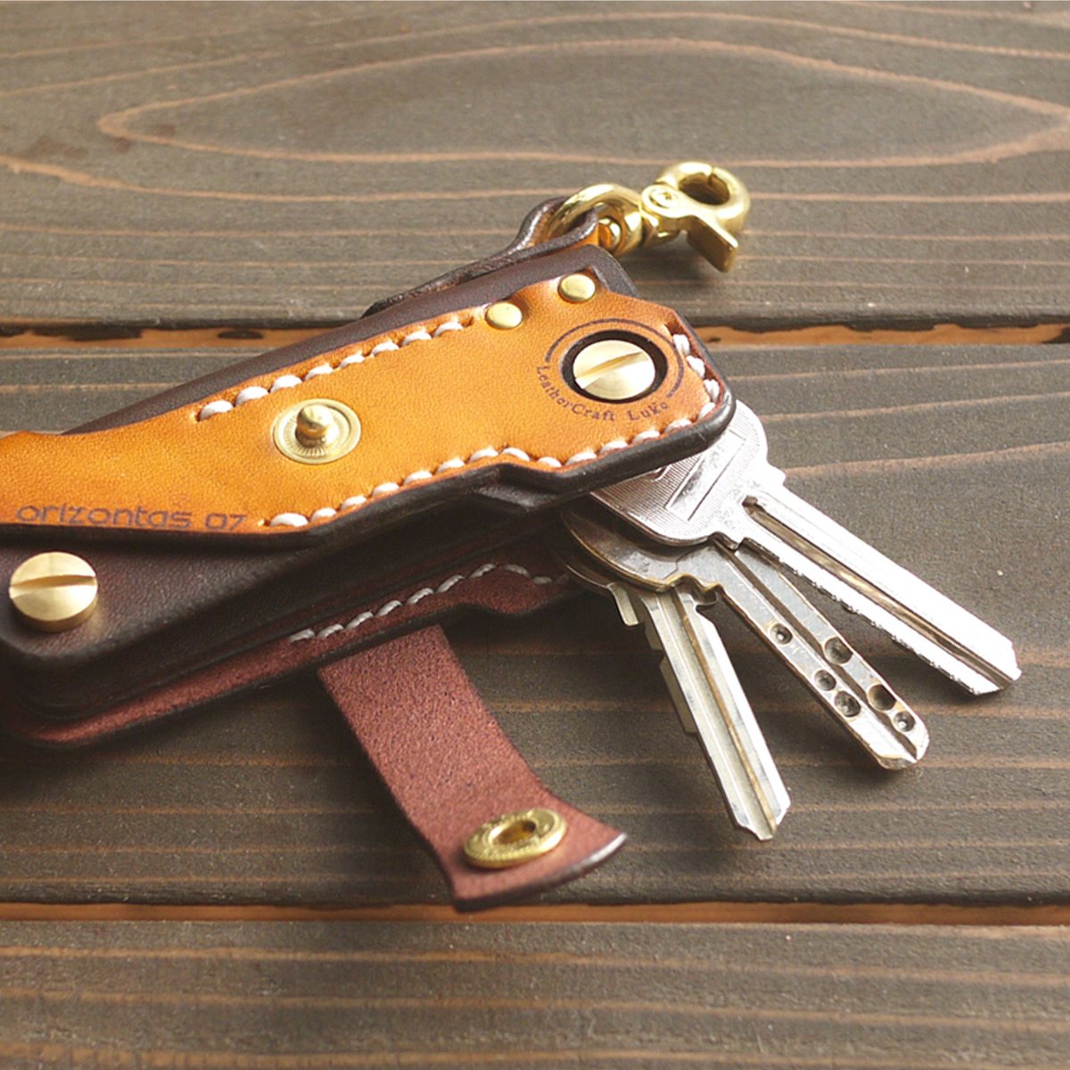 leather_luke's tweet image. orizontas07 キーケース
鍵は約5本まで、少ない鍵仕様時のスペーサーが付属されてます
元はオーダーメイドで作りましたが自分でもすごく気に入ったのでお客様に許可を頂きレギュラー商品にしました

#キーケース
#keycase
#スチームパンク