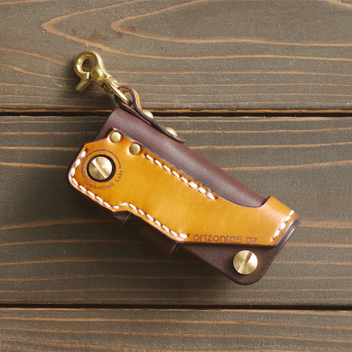 leather_luke's tweet image. orizontas07 キーケース
鍵は約5本まで、少ない鍵仕様時のスペーサーが付属されてます
元はオーダーメイドで作りましたが自分でもすごく気に入ったのでお客様に許可を頂きレギュラー商品にしました

#キーケース
#keycase
#スチームパンク