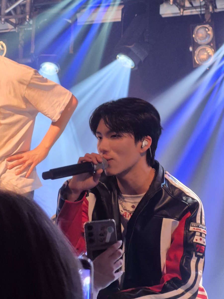 this pic of hankook i got at trendzinburgh was so majestic you wouldn't believe that he was 67-ing the whole concert