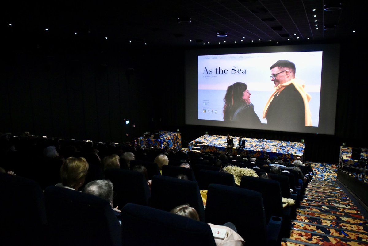 comunevenezia's tweet photo. 🎬 Al Centro Culturale Candiani di #Mestre l’anteprima del cortometraggio “As the sea”!

❤️ Un film che affronta per la prima volta, in maniera diretta e strutturata, il tema dell’affettività nelle persone con disabilità.

📽️ Realizzato in Veneto, assieme al Centro Don Orione di Chirignago, “As the Sea” porta al centro dello sguardo cinematografico una dimensione dell’esperienza umana ancora poco rappresentata, ma fondamentale per la dignità e l’identità della persona.

🔸 Il cortometraggio è tratto da una storia vera, nata proprio all’interno del centro di Chirignago e ha visto il coinvolgimento diretto dei suoi ospiti, che hanno partecipato attivamente al processo creativo e produttivo, contribuendo alla costruzione di un set aperto e inclusivo. 

🎞️ Questa mattina si è tenuta l'anteprima del progetto cinematografico sociale, diretto dal regista Andrea Corazza.

🔹 In sala a rappresentare il Comune di Venezia, che ne è stato patrocinatore, la presidente del Consiglio comunale Ermelinda Damiano, gli assessori alla Promozione del territorio e alla Coesione sociale Paola Mar e @SimonVenturini, e la vicepresidente della Municipalità di Chirignago Zelarino Luisa Rampazzo.

Scopri di più 👉🏻 https://t.co/HmtG0okhW8