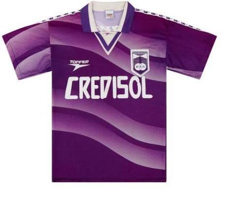 Este modelo, en cualquiera de sus variantes. Pensás algo retro de Defensor y pensás en esta camiseta