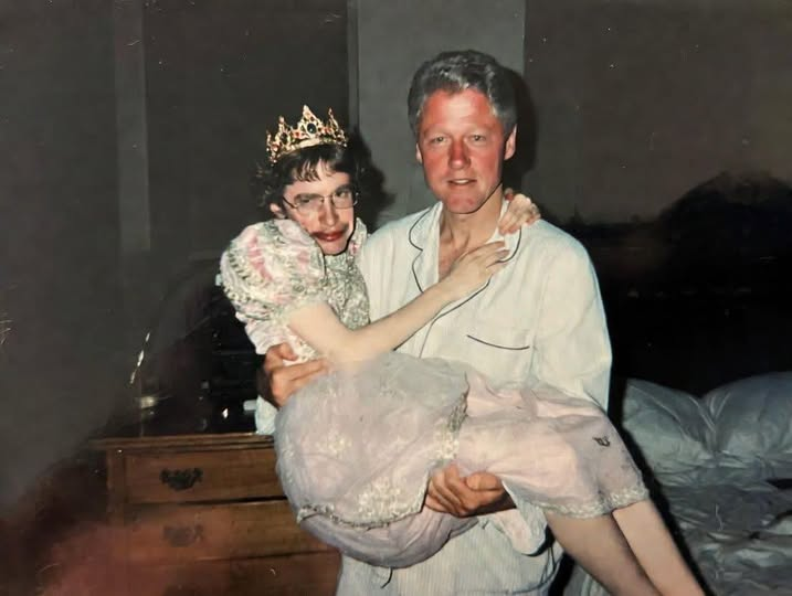 Why is everyone posting this picture whats going on