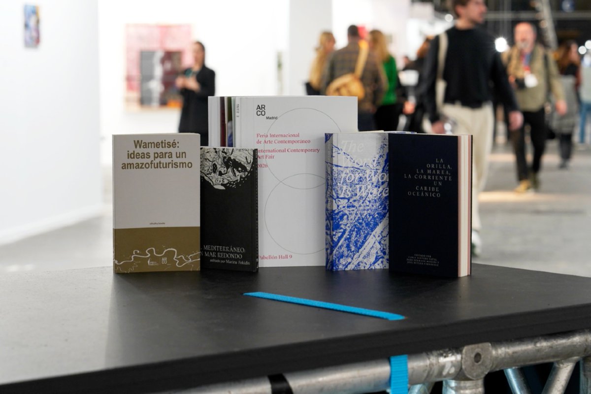 FeriaArco's tweet photo. Aprovecha tu visita a #ARCOmadrid2026 para conseguir el catálogo de la edición, diseñado por #PacoLacasta.

También está disponible “El nombre del mundo es agua”, publicación especial de 2026 que cierra la investigación curatorial de #ARCOmadrid.

📍Punto de venta. Pabellón 9 https://t.co/7tIAvDzqEK