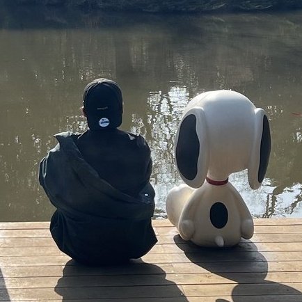 lee know went to the snoopy garden in jeju why is he sooooo cute