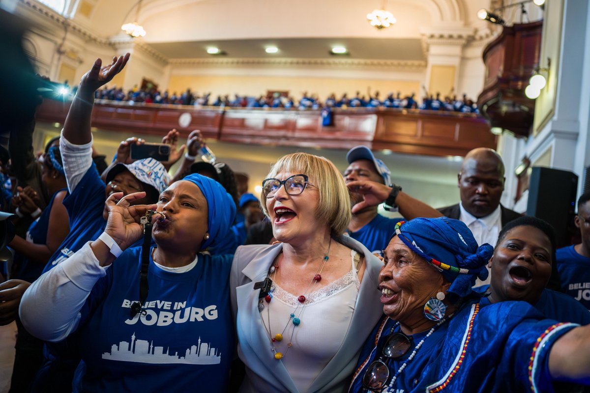 💙🇿🇦 United to get Joburg working. Today Helen Zille launched her 5 pledges to make this a reality.

🚰 Reliable water and electricity

🚧 Roads that work

💼 Attract 200,000 new jobs

🚔 Kill corruption and make public spaces safer

🏛️ A professional, modern government