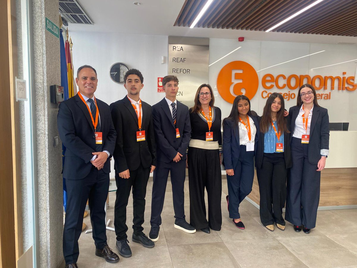 ColegioArenas's tweet photo. Nuestro equipo de debate deja huella en Madrid.

Nuestros alumnos de 1º de Bachillerato – Simón Ramos, Nathalie Boicet, Lucas Zambrano, Alejandra Rodríguez y Lara Parrello representaron a la Delegación de Economistas de Las Palmas en la fase nacional del Torneo Debate Financiero. https://t.co/d1g0kftdvB