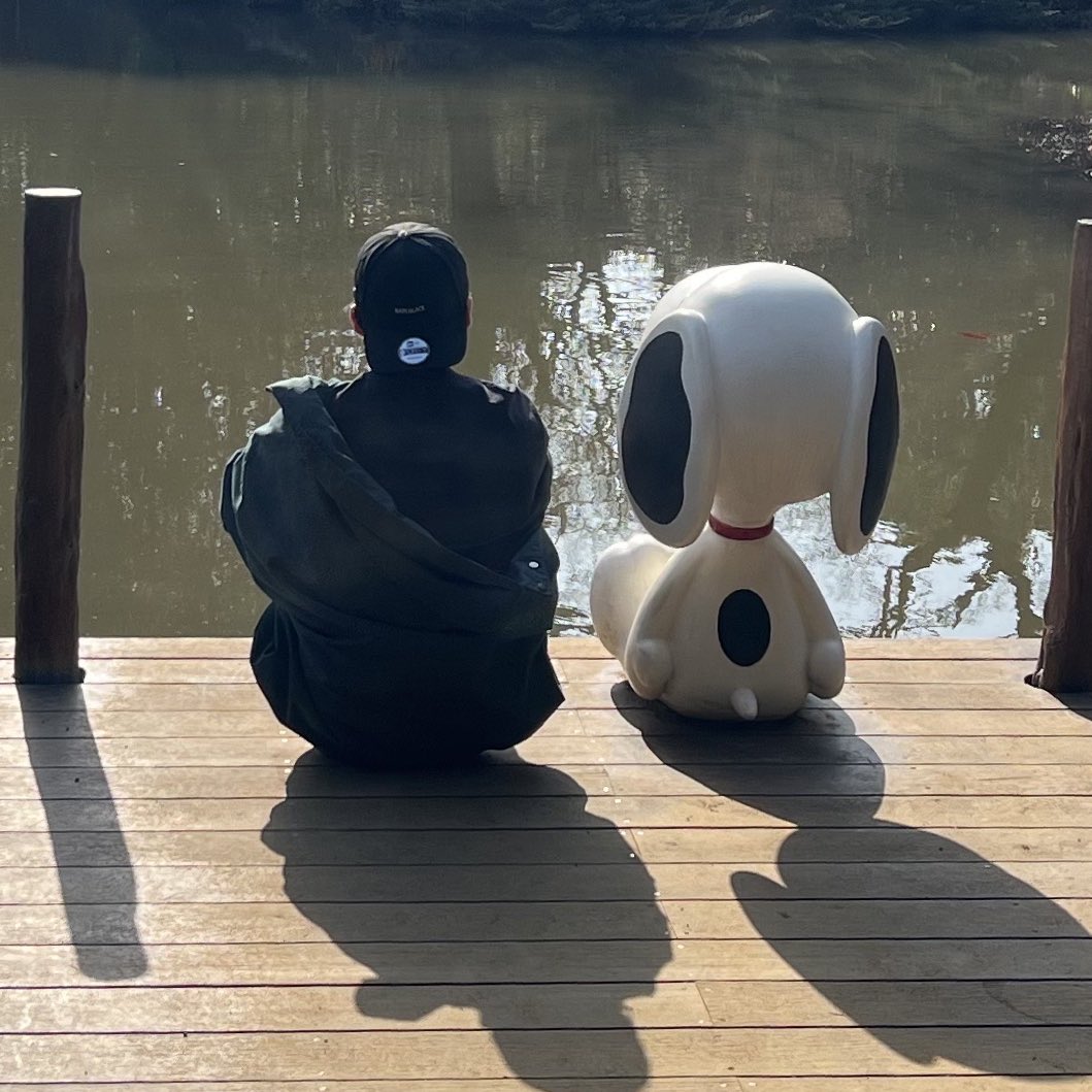 didOOng_'s tweet photo. 눈물날꼬같애…. 남자아이가 여행가서 스누피랑 나란히 사진찍은거 보내줫는데,……….
 스누피대가리보다 짝은 몸집 뭔데. ㅠ ㅠ ㅠㅠ ㅠㅠㅠㅠㅠㅠㅠ https://t.co/SfmwhNZKVr