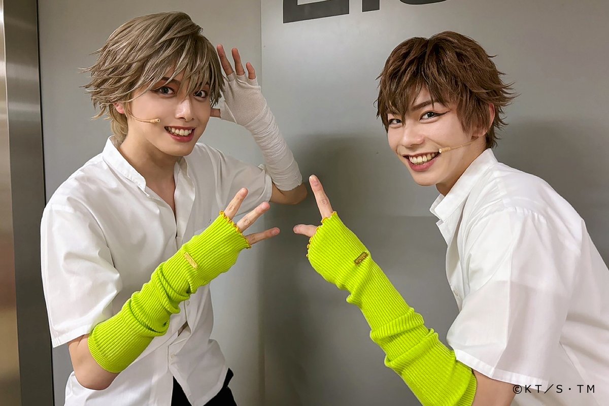 【#テニミュ 四天宝寺公演グッズ情報🎾】
本日は白石くん・忍足謙也くんが「アームウォーマー」を紹介してくれました💪
長袖の袖口から覗かせたり、半袖と組み合わせたりして、コーディネートの差し色としてお楽しみください✨️