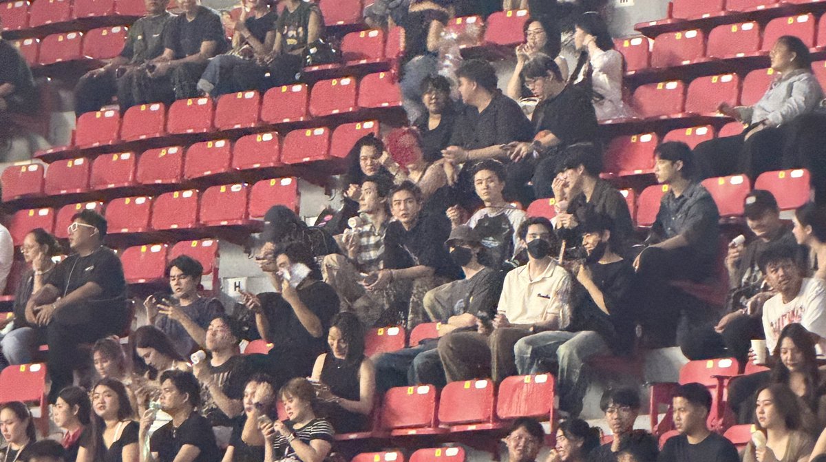 มาซัพพอร์ต มักเน่ทั้งวงเยยย ㅠㅠ

#ThreeManDownxPEEMWASU 
#ThreeManDownLiveAtSuphachalasa 
#BUSbecauseofyouishine