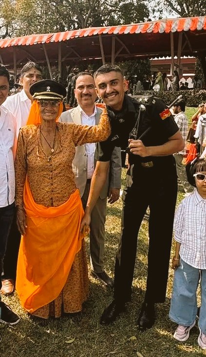 ShikshaNewsRaj1's tweet photo. नेताओं के बच्चे अक्सर 'नेता' बनते हैं, लेकिन यहाँ एक 'रक्षक' बना है!  🫡

​पूर्व विधायक नारायण बेनीवाल के पुत्र और सांसद हनुमान बेनीवाल के भतीजे प्रतीक बेनीवाल भारतीय सेना में लेफ्टिनेंट बने।

​अक्सर बड़े नेताओं के बच्चे राजनीति में विरासत खोजते हैं, लेकिन प्रतीक ने देशसेवा का कठिन मार्ग चुना।

 पोते की कामयाबी पर दादी की ये खुशी अनमोल है। राजस्थान के इस लाडले पर पूरे प्रदेश को गर्व है! 🇮🇳✨

@hanumanbeniwal
@NarayanBeniwal7
​#ArmyLife #Rajasthan #Lieutenant #BeniwalFamily