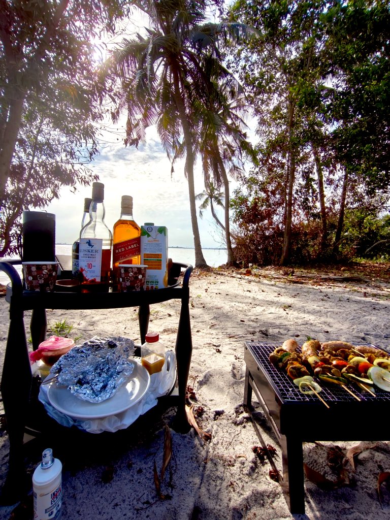 #RealitéMondaine 
Je viens d’une époque où célébrer un anniversaire entre amis ne coûtait presque rien. Chacun arrivait avec ce qu’il pouvait,
un pack de Bravo, une bouteille de vin, quelques cols blancs, un peu de bissap… et surtout sa bonne humeur. On riait, on refaisait le