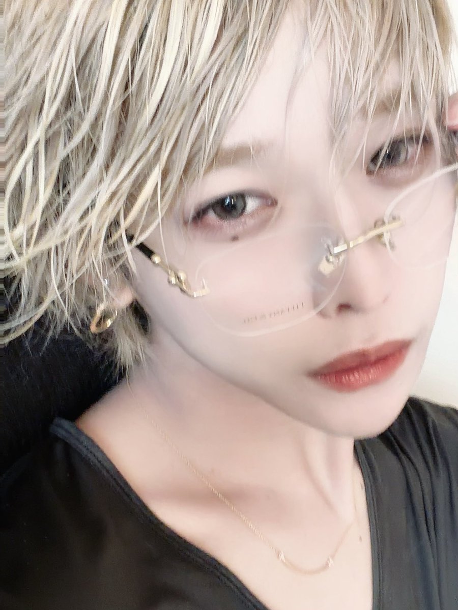ryo_lvsk's tweet photo. リムレスメガネって盛れる https://t.co/RUvTu28613